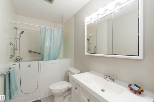 11306 32 Street, Edmonton, AB - Indoor Photo Showing Bathroom