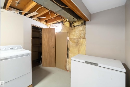 11306 32 Street, Edmonton, AB - Indoor Photo Showing Laundry Room