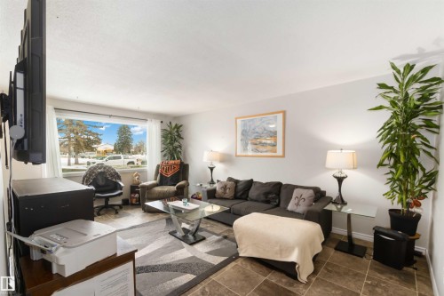 11306 32 Street, Edmonton, AB - Indoor Photo Showing Living Room