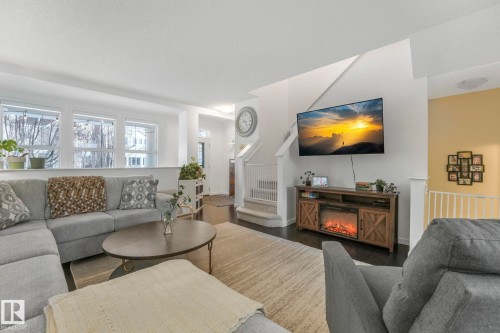 7220 20 Avenue, Edmonton, AB - Indoor Photo Showing Living Room