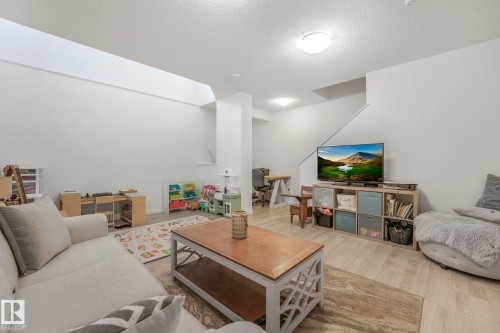 7220 20 Avenue, Edmonton, AB - Indoor Photo Showing Living Room