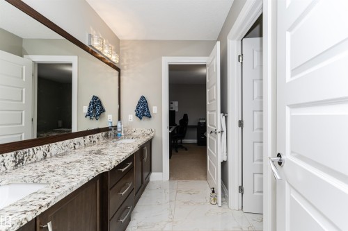 2410 Ashcraft Crescent, Edmonton, AB - Indoor Photo Showing Bathroom