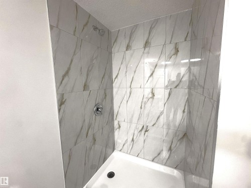 2410 Ashcraft Crescent, Edmonton, AB - Indoor Photo Showing Bathroom