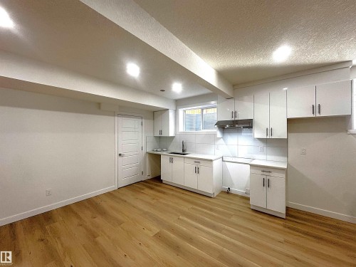 2410 Ashcraft Crescent, Edmonton, AB - Indoor Photo Showing Kitchen