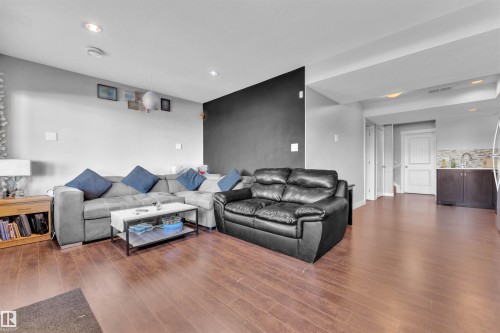 6664 Cardinal Road, Edmonton, AB - Indoor Photo Showing Living Room