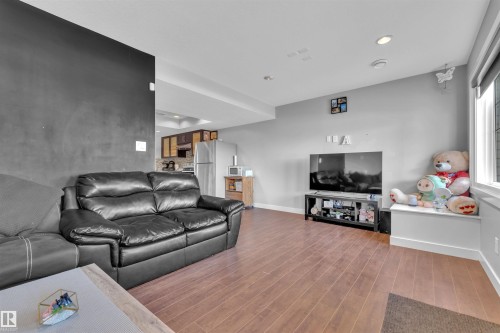 6664 Cardinal Road, Edmonton, AB - Indoor Photo Showing Living Room
