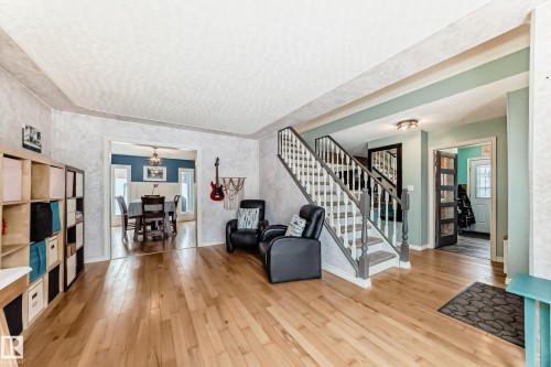18931 80 Avenue, Edmonton, AB - Indoor Photo Showing Living Room