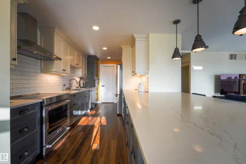602 11710 100 Avenue, Edmonton, AB - Indoor Photo Showing Kitchen With Upgraded Kitchen