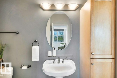 214 9507 101 Avenue, Edmonton, AB - Indoor Photo Showing Bathroom