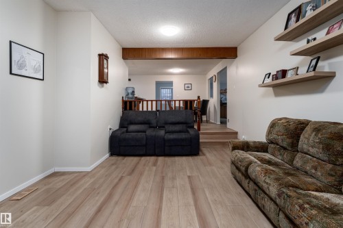 11020 171 Avenue, Edmonton, AB - Indoor Photo Showing Living Room