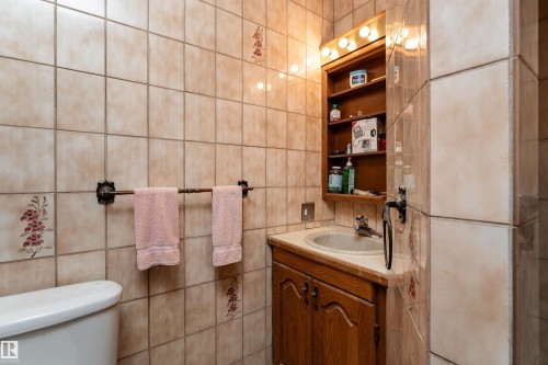 11020 171 Avenue, Edmonton, AB - Indoor Photo Showing Bathroom