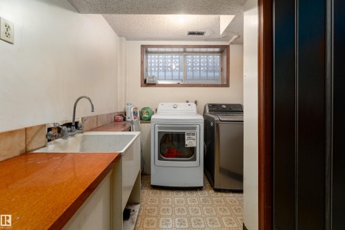 11020 171 Avenue, Edmonton, AB - Indoor Photo Showing Laundry Room