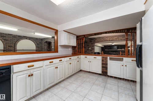 11020 171 Avenue, Edmonton, AB - Indoor Photo Showing Kitchen