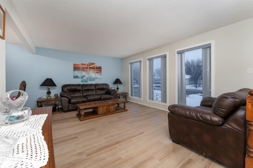 11020 171 Avenue, Edmonton, AB - Indoor Photo Showing Living Room