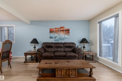 11020 171 Avenue, Edmonton, AB - Indoor Photo Showing Living Room