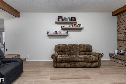11020 171 Avenue, Edmonton, AB - Indoor Photo Showing Living Room