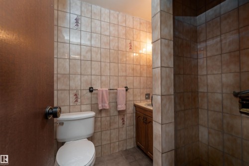 11020 171 Avenue, Edmonton, AB - Indoor Photo Showing Bathroom