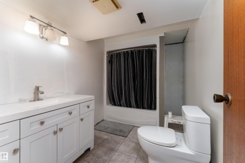 11020 171 Avenue, Edmonton, AB - Indoor Photo Showing Bathroom