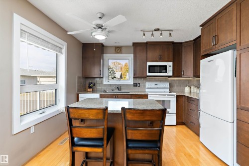 6562 158 Avenue, Edmonton, AB - Indoor Photo Showing Kitchen
