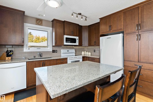 6562 158 Avenue, Edmonton, AB - Indoor Photo Showing Kitchen