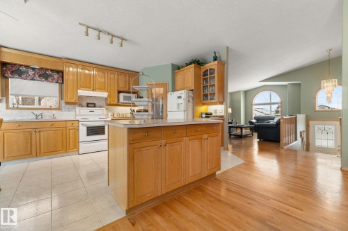 6807 163 Avenue, Edmonton, AB - Indoor Photo Showing Kitchen