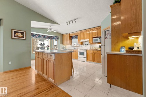 6807 163 Avenue, Edmonton, AB - Indoor Photo Showing Kitchen