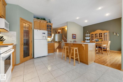 6807 163 Avenue, Edmonton, AB - Indoor Photo Showing Kitchen