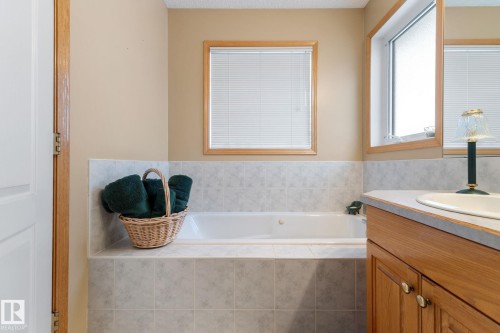 6807 163 Avenue, Edmonton, AB - Indoor Photo Showing Bathroom