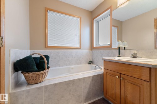 6807 163 Avenue, Edmonton, AB - Indoor Photo Showing Bathroom