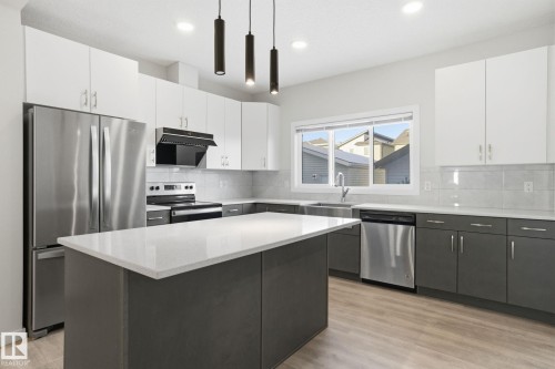 2479 Kelly Circle, Edmonton, AB - Indoor Photo Showing Kitchen With Upgraded Kitchen