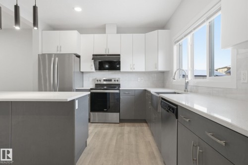 2479 Kelly Circle, Edmonton, AB - Indoor Photo Showing Kitchen With Upgraded Kitchen