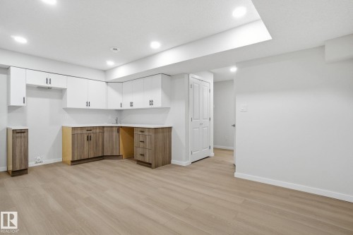 2479 Kelly Circle, Edmonton, AB - Indoor Photo Showing Kitchen