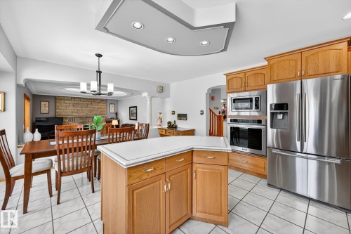 3455 Hill View Crescent, Edmonton, AB - Indoor Photo Showing Kitchen