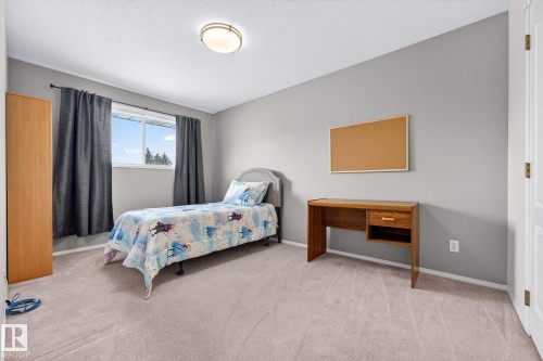 3455 Hill View Crescent, Edmonton, AB - Indoor Photo Showing Bedroom