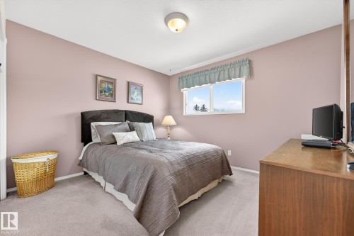 3455 Hill View Crescent, Edmonton, AB - Indoor Photo Showing Bedroom