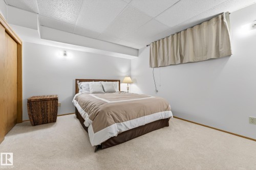 3455 Hill View Crescent, Edmonton, AB - Indoor Photo Showing Bedroom