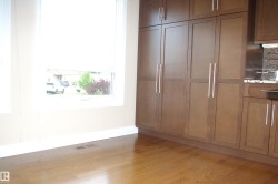 Ample room for a dining table - 