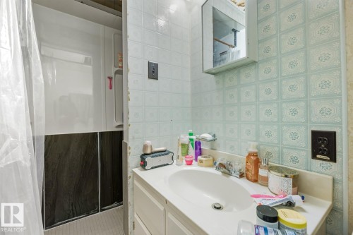 Bathroom featuring vanity and a shower with shower curtain - 11516 152A Avenue, Edmonton, AB - Indoor Photo Showing Bathroom