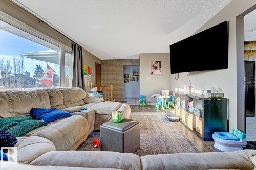 Living area with wood finished floors - 11516 152A Avenue, Edmonton, AB - Indoor Photo Showing Living Room