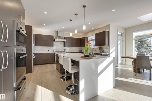 805 Drysdale Run Run, Edmonton, AB - Indoor Photo Showing Kitchen With Upgraded Kitchen