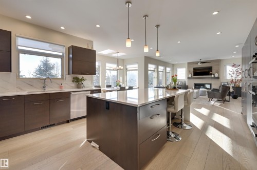 805 Drysdale Run Run, Edmonton, AB - Indoor Photo Showing Kitchen With Upgraded Kitchen