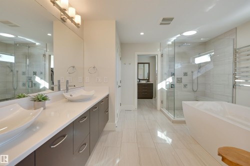 805 Drysdale Run Run, Edmonton, AB - Indoor Photo Showing Bathroom