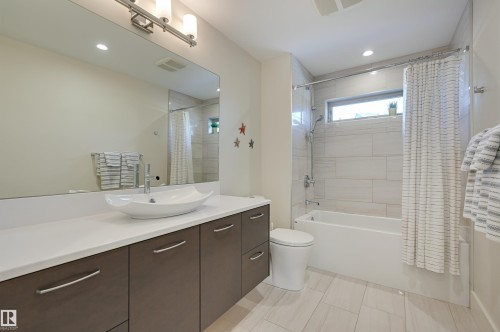 805 Drysdale Run Run, Edmonton, AB - Indoor Photo Showing Bathroom