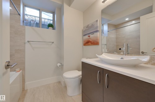 805 Drysdale Run Run, Edmonton, AB - Indoor Photo Showing Bathroom