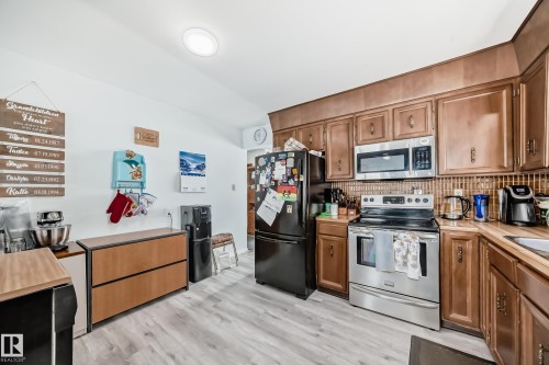 10220 166 Avenue, Edmonton, AB - Indoor Photo Showing Kitchen