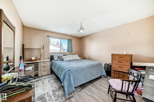 10220 166 Avenue, Edmonton, AB - Indoor Photo Showing Bedroom