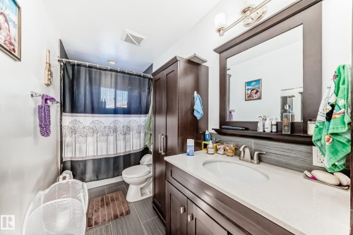 10220 166 Avenue, Edmonton, AB - Indoor Photo Showing Bathroom