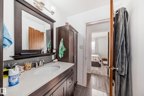 10220 166 Avenue, Edmonton, AB - Indoor Photo Showing Bathroom
