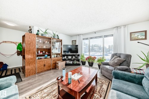 10220 166 Avenue, Edmonton, AB - Indoor Photo Showing Living Room
