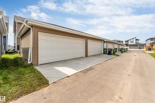 Garage featuring a residential view - 2095 Maple Road, Edmonton, AB - Outdoor